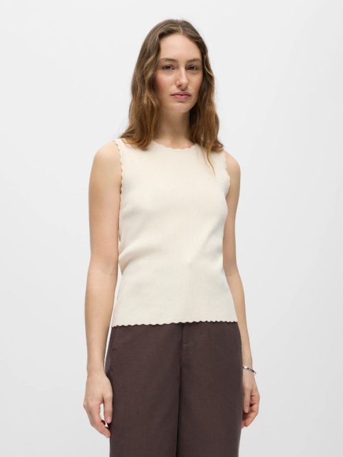 Kelly Crema Scallop Top